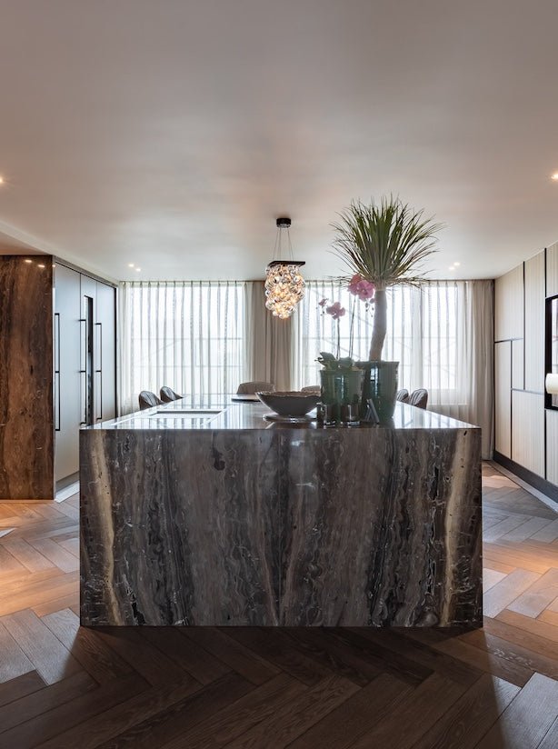 Cappuccino marmer keukenblad in luxe interieur keuken – Project Beysterveld
