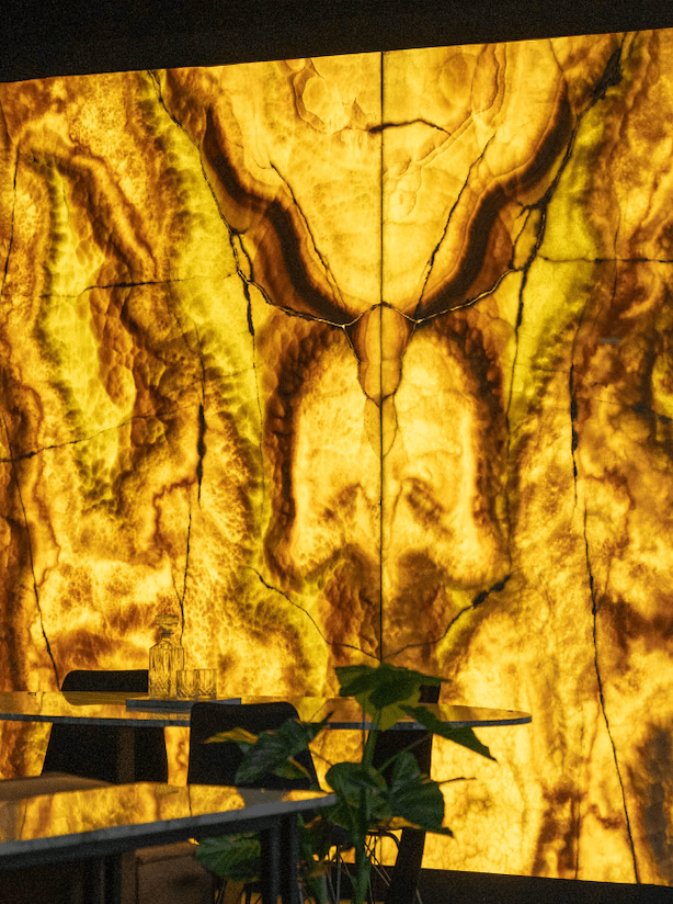 Onyx Pistaccio luxe natuursteen wand of werkblad in STONIQ showroom