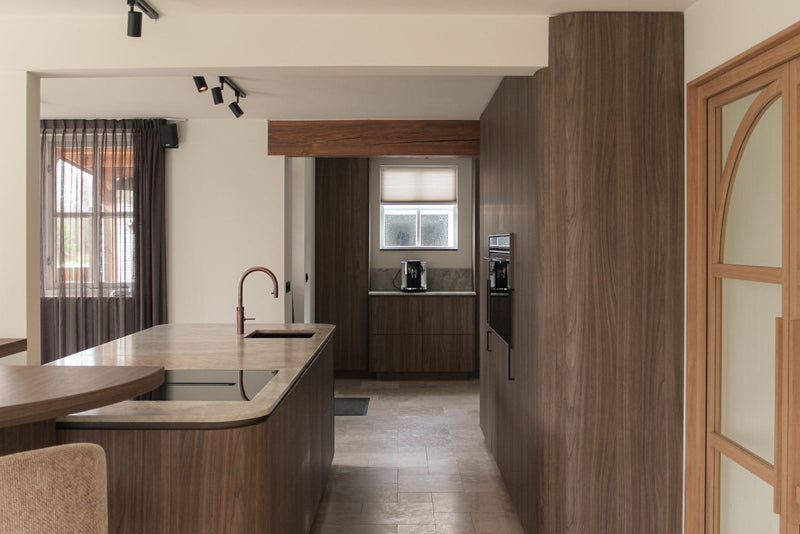 Keuken met donker hout en licht kwartsieten eiland